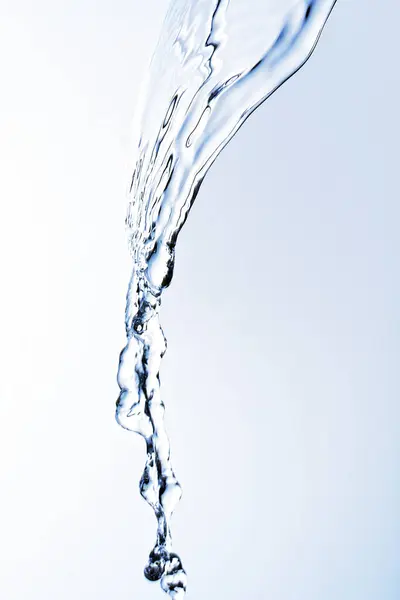 Derramando Água Limpa Contra Fundo Luz Gradiente — Fotografia de Stock