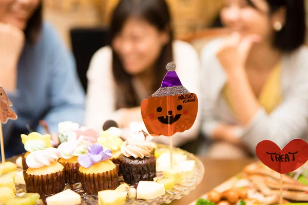 Mulheres Asiáticas Felizes Festa Halloween Deliciosas Guloseimas Mesa — Fotografia de Stock