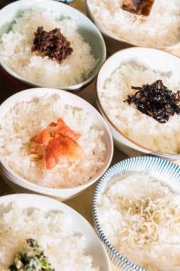 Tabaklardaki pirinçler yakın planda.