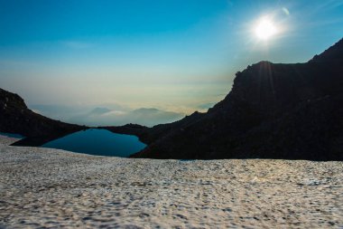 Güneşli bir günde doğadaki dağların güzel manzarası