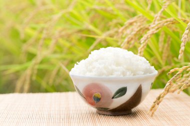 pirinç kasede bambu hasırı üzerinde 