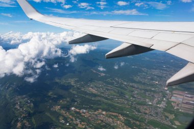 Mavi gökyüzünde uçak kanadı