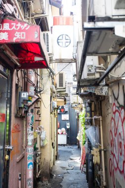 Japon şehrinde eski binaların olduğu dar cadde manzarası