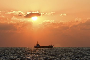 Deniz manzarası üzerinde güzel bir gün batımı 