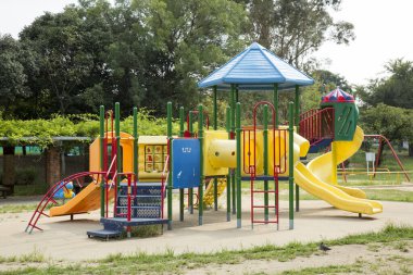 Slaytlar ve tırmanma yapıları da dahil olmak üzere renkli oyun alanı ekipmanları