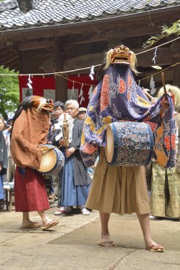 Dans eden insanların parlak kostümler giydiği bir Japon festivali. Nanbu Ryotsuji Aslan Dansı. Japonya 'da Saitama Şehri Tarım Festivali