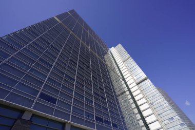 Modern şehir mimarisi, Tokyo, Japonya. Gökdelenler mavi gökyüzüne karşı güneşli bir günde 