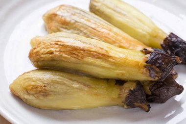 Tabakta taze pişmiş patlıcan