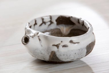 Ahşap masada boş seramik kase.