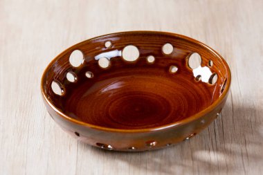 Ahşap masada boş seramik kase.