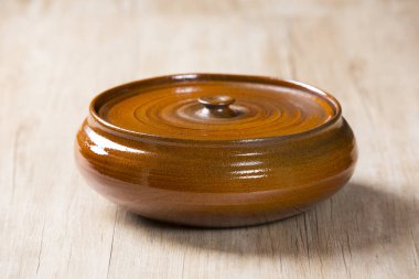 Kahverengi ahşap arka planda boş ahşap kase