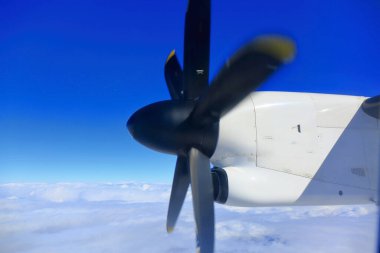 Gökyüzünde uçan bir uçağın görüntüsü