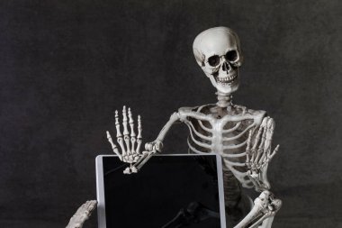 Tablet bilgisayarlı insan iskeleti 