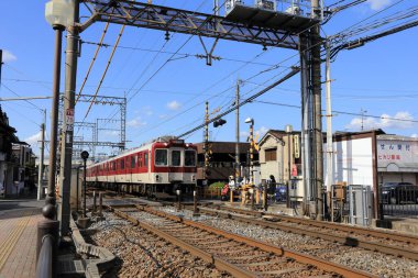 Japonya 'da trenli modern tren istasyonu, gündüz manzaralı.