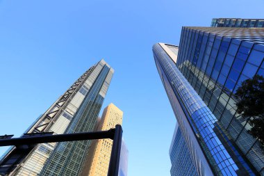 Yüksek binalar ve mavi gökyüzü - Tokyo, Japonya