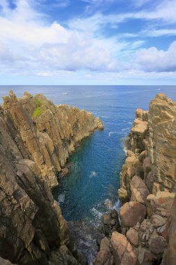 Kayalık sahili olan güzel bir deniz manzarası. Doğa, seyahat.