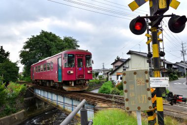 Tren demiryolunda ilerliyor.