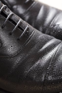 Erkek siyah deri ayakkabılar, yakın çekim, ayakkabı konsepti