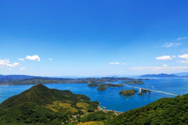 Deniz üzerindeki köprünün havadan görünüşü