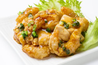 Tatlı soslu kızarmış tavuk kanadı, Asya yemeği, yakın plan, beyaz arka plan.