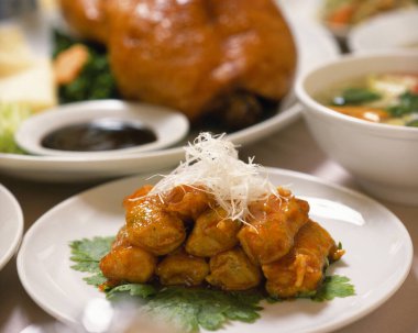 Lezzetli Asya yemeklerinin yakın çekim görüntüsü