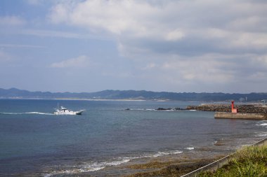 Güzel deniz kıyısı ve gemi manzarası