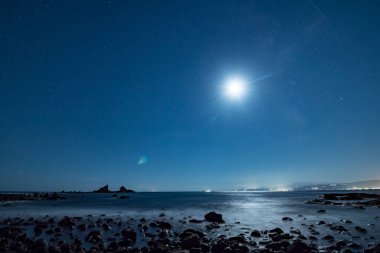 Gece gökyüzünde deniz ve ayın güzel manzarası