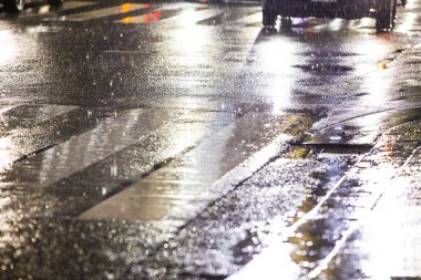 Gece ıslak yolun arkaplanı