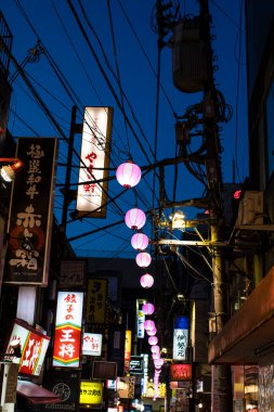 Kyoto 'daki geleneksel Japon caddesi manzarası