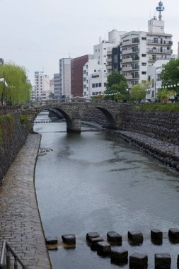 Japonya 'nın Nagasaki kentindeki Megane Köprüsü (Spectacles Bridge) Nakashima Nehri üzerindedir. 