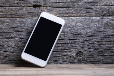 beyaz boş akıllı telefon ahşap arka planda boş ekran