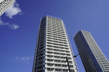 Modern şehir mimarisi, Tokyo, Japonya. Gökdelenler mavi gökyüzüne karşı güneşli bir günde 