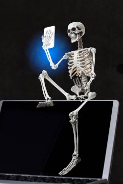 Telefonu olan bir iskelet modeli. 