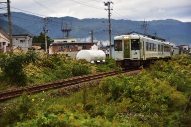 Tren demiryolunda ilerliyor.