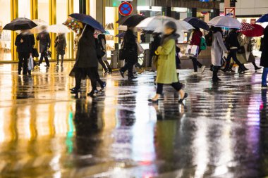 Yağmurlu günlerde sokaktaki insanlar 