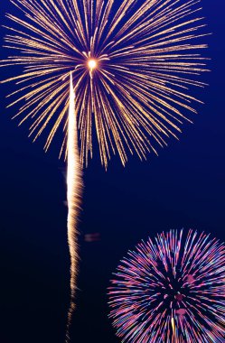 Gece gökyüzü arka planında güzel havai fişekler.