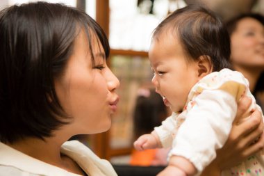 Asyalı anne ve tatlı bebeği.