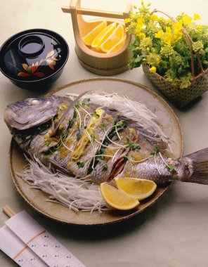 Lezzetli Asya yemeklerini masaya koyun.