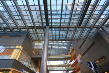 Modern alışveriş merkezinin içi. 