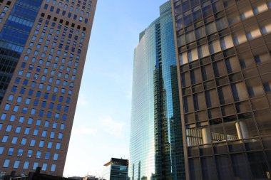 Yüksek binalar ve mavi gökyüzü - Tokyo, Japonya