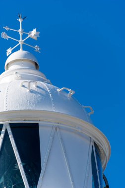 Gündüz vakti arka planda güzel bir deniz feneri