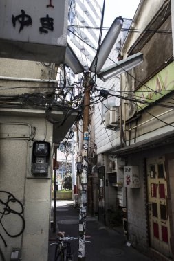 Japon şehrinde eski binaların olduğu dar cadde manzarası