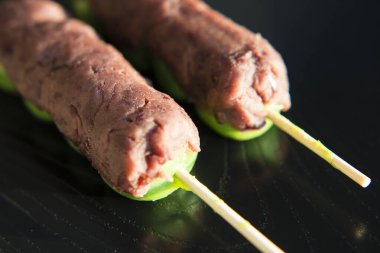 Dango, uruchi pirinç unu ve glutinous pirinç unuyla karıştırılmış pirinç unundan yapılan Japon tatlısı. Buharda pilavı pişirdikten sonra yapılan mochi yapma yönteminden farklıdır..