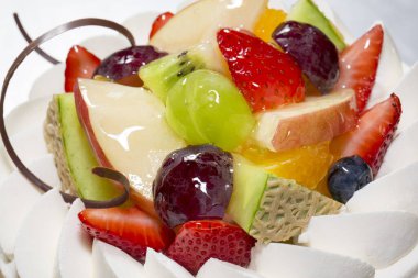 Masadaki meyve salatası. 