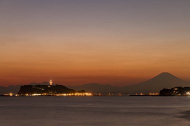 Fuji Dağı ve denizin güzel gün batımı manzarası