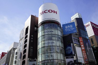 Ginza, Chuo bölgesi, Tokyo. modern binalar ve ev ön cephelerinde reklamlar