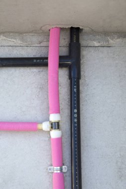 Borular ve su duvarda 