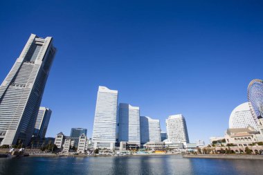 Yokohama Tarihi Kulesi ve Japonya 'nın Yokohama şehrinin Minato Mirai 21 bölgesindeki diğer gökdelenler.