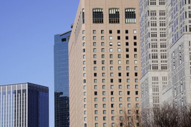 Modern şehir mimarisi, Tokyo, Japonya. Gökdelenler mavi gökyüzüne karşı güneşli bir günde 