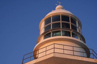 Gündüz vakti arka planda güzel bir deniz feneri